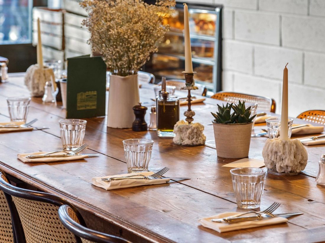 Une grande table dressée pour un anniversaire à la Brasserie Barbès