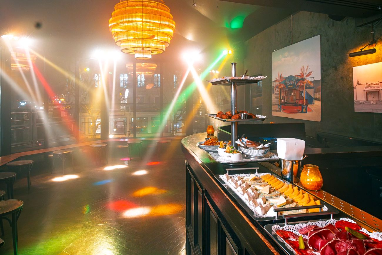 Le club de la Brasserie Barbès, son bar et ses lumières