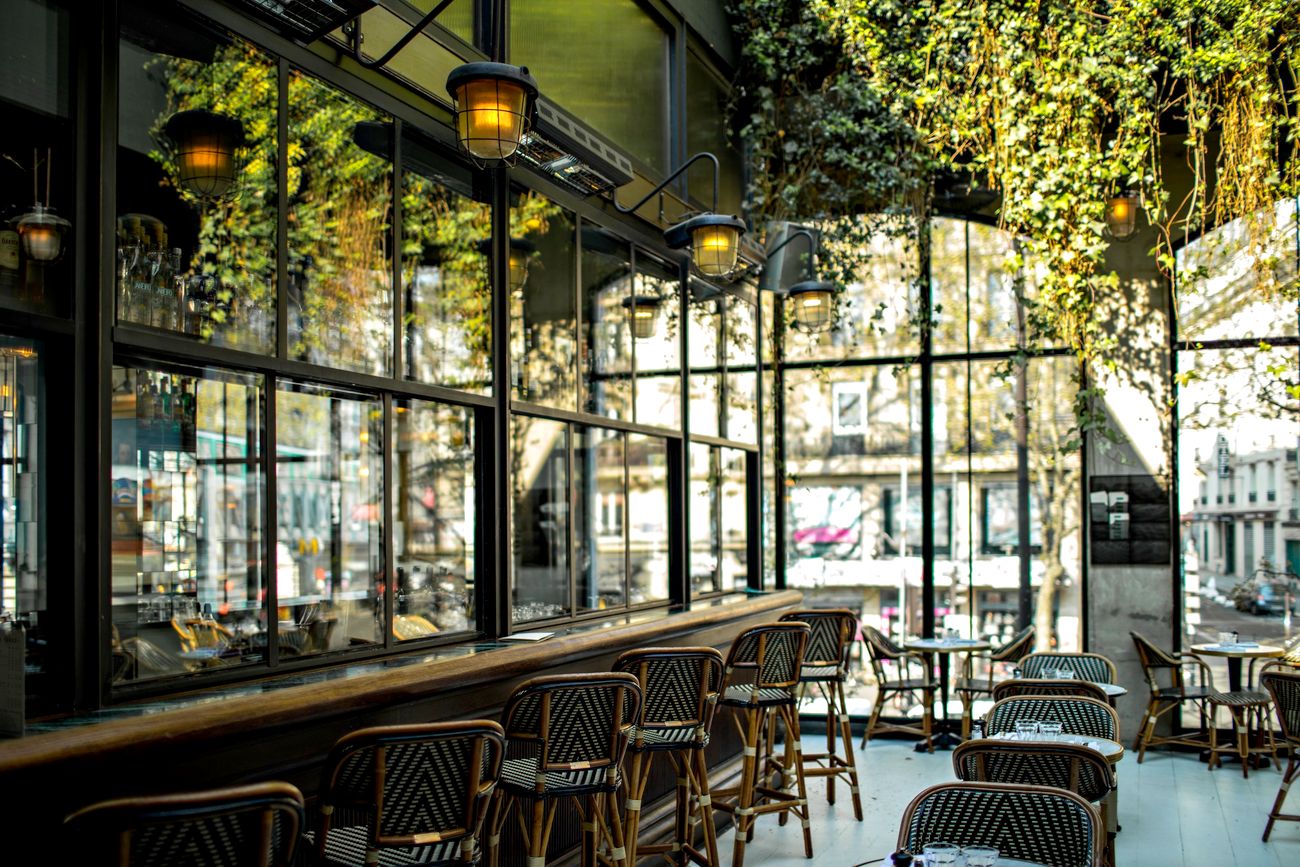Le patio végétalisé du premier étage de la Brasserie Barbès